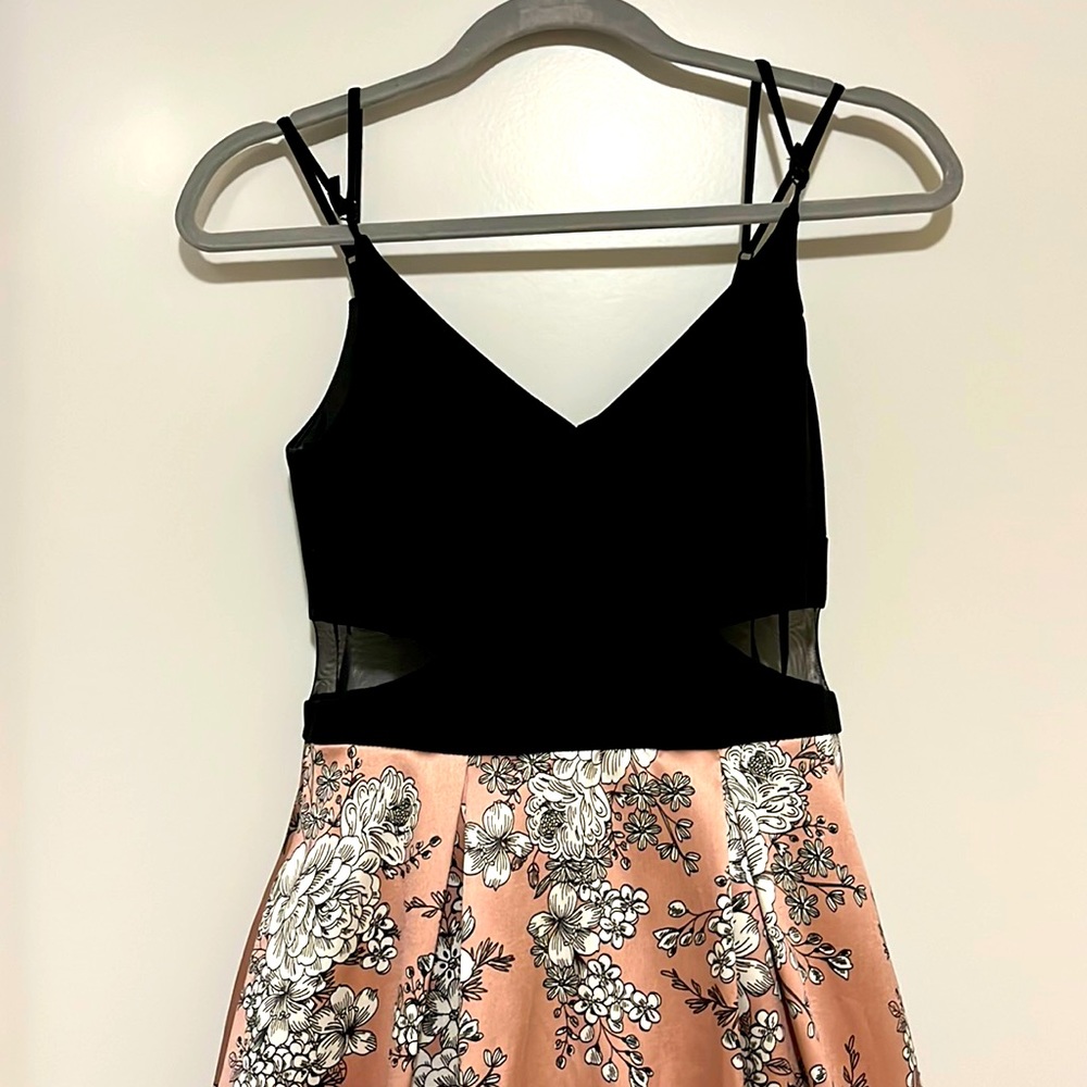 💯WINDSOR DRESS 👗. No tears and in perfect condition! 🍀